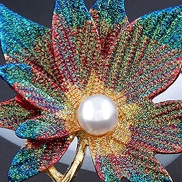 Retro high-end, multicolor maple leaf brooch with pearl and gold trim. - Picture 2 of 8